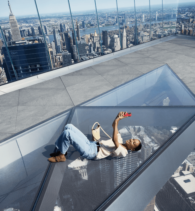 Creador de contenidos tomándose un selfie en The Edge NYC